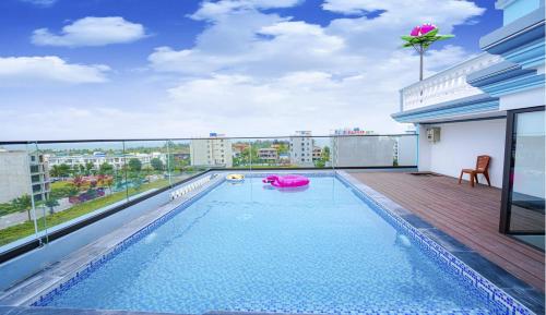 a swimming pool on the roof of a building at Khách Sạn Đại Dương FLC Sầm Sơn in Sầm Sơn