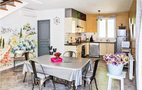 - une cuisine avec une table et des chaises fleuries dans l'établissement Gorgeous Home In Merindol, à Mérindol