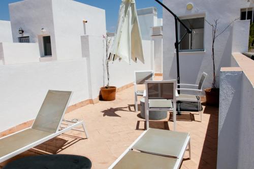 セビリアにあるGoToSeville FERIA APARTMENTSのバルコニー(椅子とテーブル付)