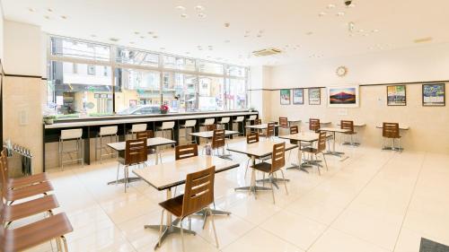 uma sala de aula com mesas e cadeiras numa cafetaria em Toyoko Inn Fukushima-eki Higashi-guchi No 1 em Fukushima