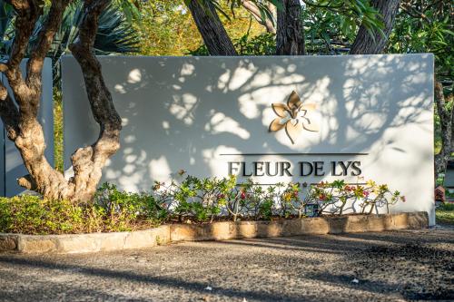 a sign with the words four de las at Fleur de Lys Resort & Spa Long Hai in Long Hai