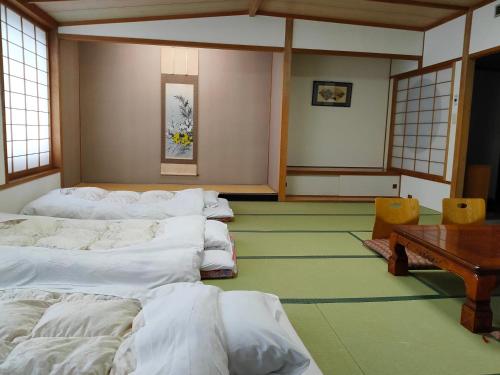 Hotel Hakodate Royal Seaside BBH Hotel Group tesisinde bir odada yatak veya yataklar