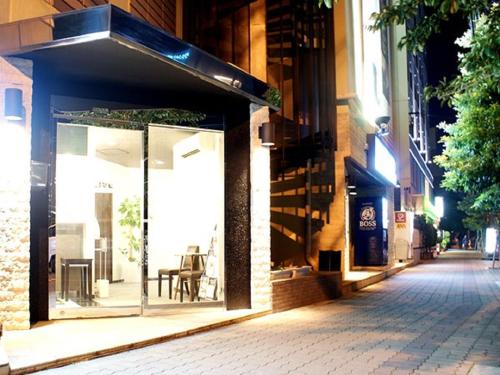 大阪的住宿－HOTEL LiVEMAX BUDGET Shinosaka，夜空在城市街道上的商店窗口