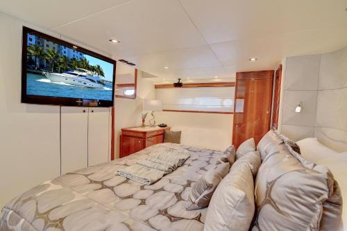 Letto o letti in una camera di Luxurious 3 bedroom yacht Also offers charters