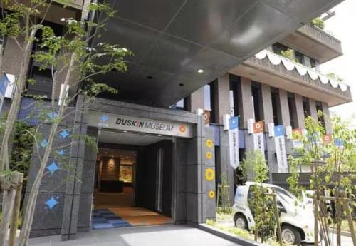 un edificio con un coche aparcado delante de él en HOTEL LiVEMAX BUDGET Shinosaka en Osaka