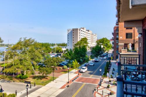uma vista para uma rua da cidade a partir de uma varanda em Water Street Condos II em Wilmington