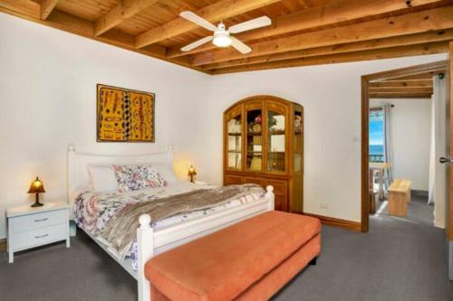 1 dormitorio con cama blanca y techo de madera en Narrow Neck Lodge en Katoomba