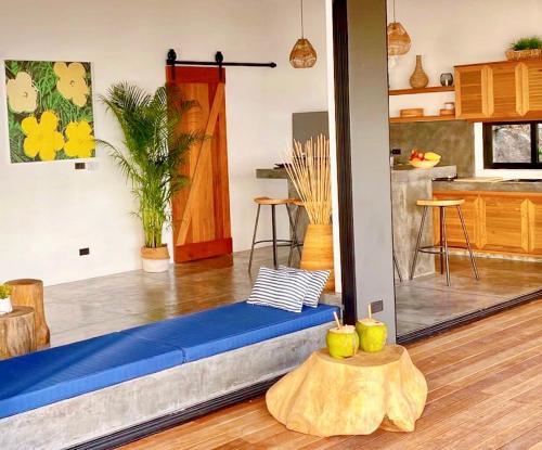 ein Wohnzimmer mit einem blauen Sofa und einem Tisch in der Unterkunft Bella & Palma Villas in Haad Tian