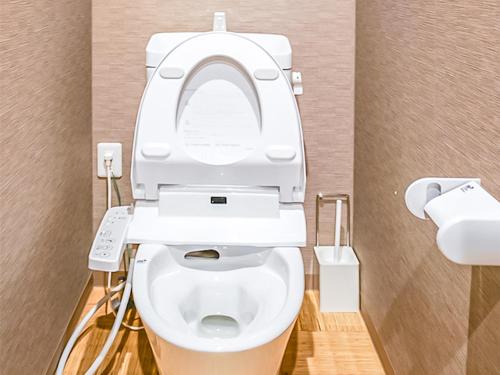 ein Badezimmer mit einer Toilette mit hochgeklapptem Sitz in der Unterkunft 慶有魚·八坂(Kyotofish·Yasaka)*近清水寺祗园5分钟*庭院地暖浴缸*京都民宿认证 in Kyoto