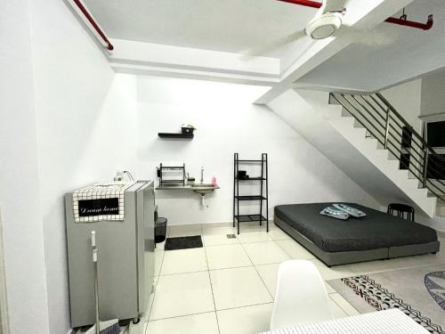 une chambre avec un lit et un escalier dans l'établissement Minimalist Loft IV @DeCentrum (Wifi/Netflix), à Kajang