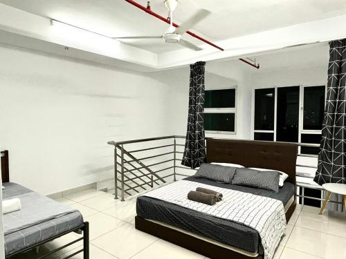 - une chambre avec un lit et un ventilateur de plafond dans l'établissement Minimalist Loft IV @DeCentrum (Wifi/Netflix), à Kajang
