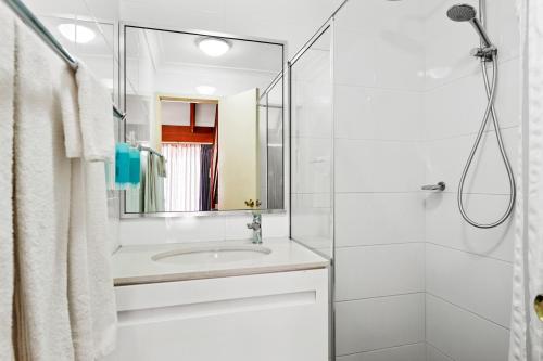 a bathroom with a shower, sink, and tub at The View On Hannans Kalgoorlie in Kalgoorlie