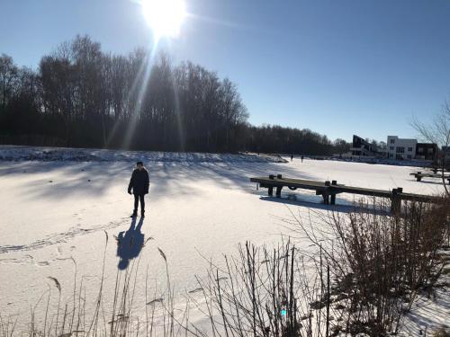 a person walking on the snow in front of a bench at Perle Øer Maritime ferieby Ebeltoft in Ebeltoft