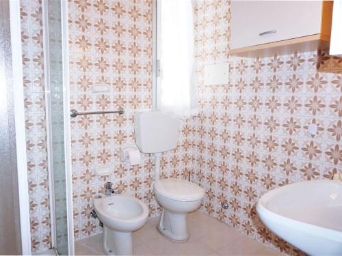 圣玛格丽塔波尔勒港Holiday Home Caorle near Beach的带马桶和水槽的浴室