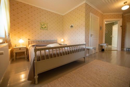 um quarto com uma cama num quarto em B&B Lomamokkila em Savonlinna