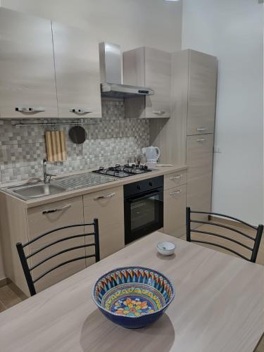 una cocina con una mesa con un tazón. en Casa dei Vespri, en Marsala