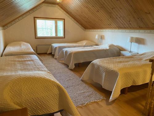 Cette chambre mansardée comprend 4 lits. dans l'établissement Moksunsalo, à Ähtäri