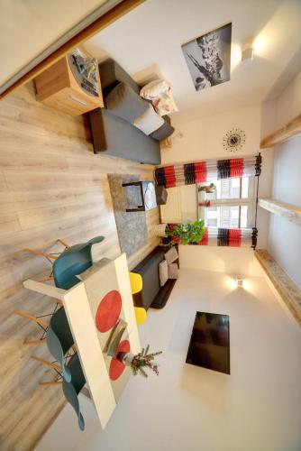 een kamer met een woonkamer aan de bovenkant bij Apartamenty i Pokoje Karpacz - centrum Karpacza, parking w cenie! in Karpacz