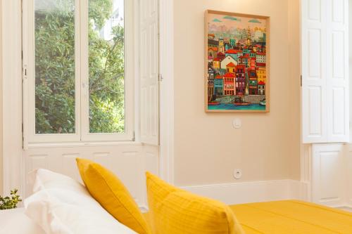 a living room with a table and a painting on the wall at Casa Kala in Porto