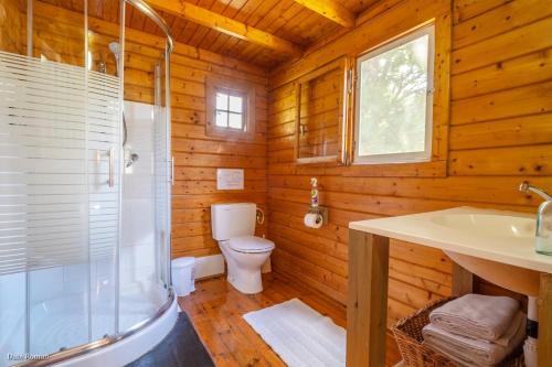 A bathroom at Amikam Meshek 81 משק 81 עמיקם