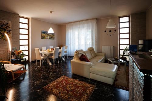 Il Girasole في Basciano: غرفة معيشة مع أريكة وغرفة طعام