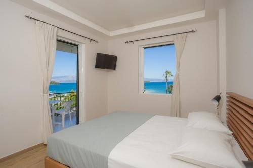 ニドリにあるAkti Studiosのベッドルーム1室(ベッド1台、海の景色を望む窓付)が備わります。