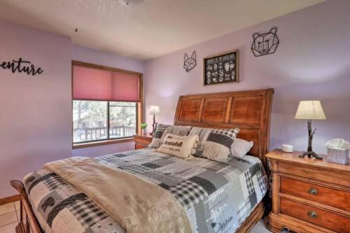 Foto de la galería de Cheerful Kathys Cabin, King Bed, Hot Tub, Close to NAU, Airport & Hiking Trails! en Flagstaff