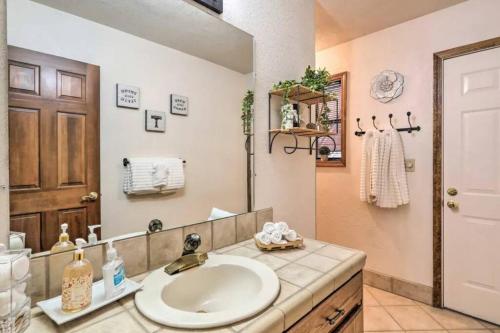 Ванная комната в Kathys Cabin, King Bed, Hot Tub, Near-NAU & Downtown attractions, Perfect Year-Round Mountain Getaway