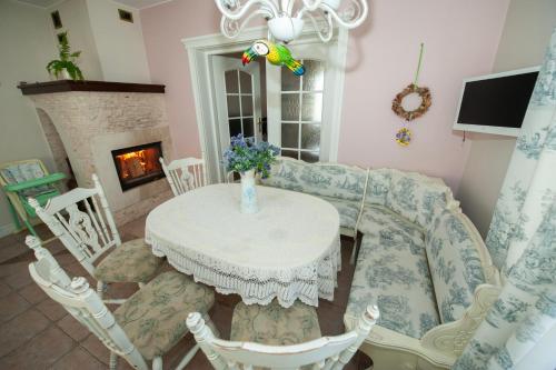 a dining room with a table and chairs and a fireplace at Dom całoroczny nad Bugiem in Wasilew Szlachecki