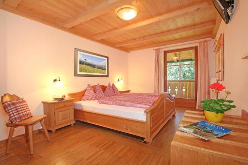 A bed or beds in a room at Niglutsch Apartement Schlern