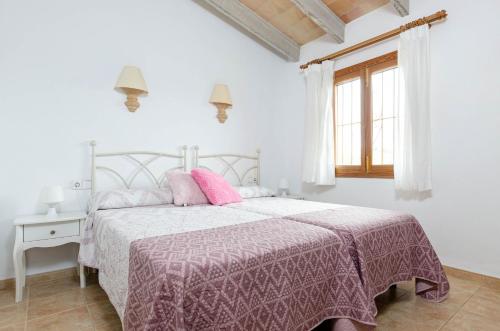 Postel nebo postele na pokoji v ubytování YourHouse Sa Sini villa