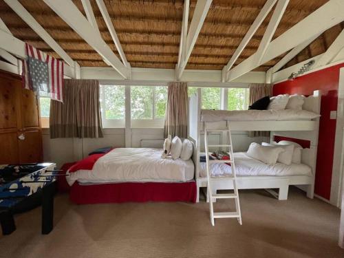 Postel nebo postele na pokoji v ubytování Spring Close Boutique Cottage Nottingham Road