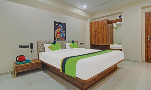 a bedroom with a large bed in a room at Treebo Royal Imperio, Hinjewadi in Pune
