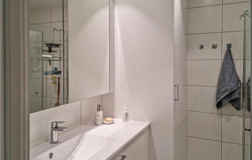 y baño blanco con lavabo y ducha. en Gorgeous Apartment In Kristiansand With Kitchen, en Kristiansand