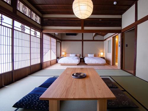 Кровать или кровати в номере HOTEL CULTIA DAZAIFU
