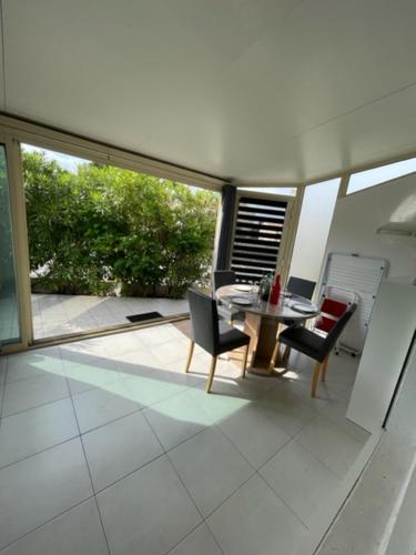 Photo de la galerie de l'établissement Maison, Parking, Piscine et Tennis - St Pierre la Mer 5SANT302, à Saint Pierre La Mer