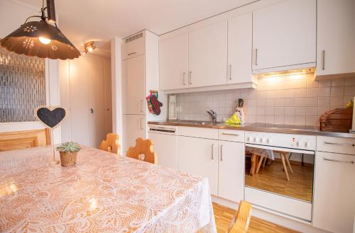 Kuchyň nebo kuchyňský kout v ubytování Latschüel by Arosa Vacations