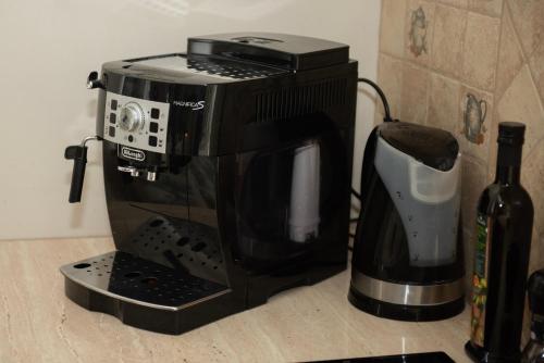 a microwave and a coffee maker on a counter at Dom całoroczny nad Bugiem in Wasilew Szlachecki