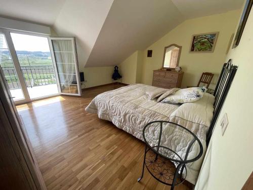 1 dormitorio con 1 cama y suelo de madera en Grupo Gontad Casa Beo Malpica de Bergantiños, en A Coruña