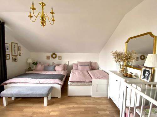 Un pat sau paturi într-o cameră la Apartmán U Babičky