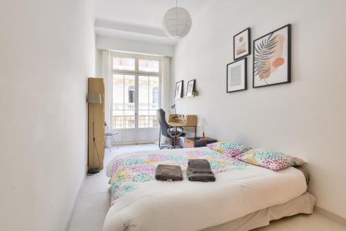 Tempat tidur dalam kamar di Mer et Soleil - Carré d'or - 4 piéces - Centre ville - Plages à 300 m