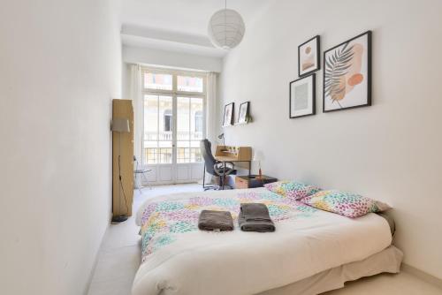 une chambre avec un lit avec deux serviettes dessus dans l'établissement Mer et Soleil - Carré d'or - 4 piéces - Centre ville - Plages à 300 m, à Nice