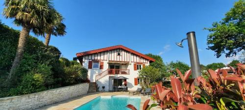 dom z basenem przed domem w obiekcie Chambre d'hôtes avec piscine au calme dans maison Basque w mieście Ascain