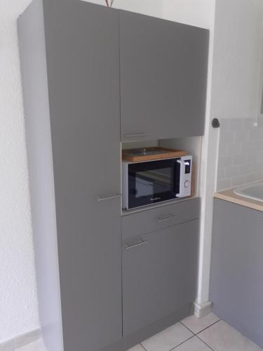 Il comprend une cuisine équipée d'un four micro-ondes et d'un réfrigérateur blanc. dans l'établissement L'Escale Marine : Centre ville/ Plage, à Bandol