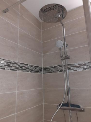eine Dusche mit Duschkopf im Bad in der Unterkunft L'Escale Marine : Centre ville/ Plage in Bandol