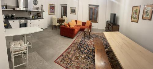 sala de estar con sofá, mesa y cocina en Casale Caiello1897, en Spina