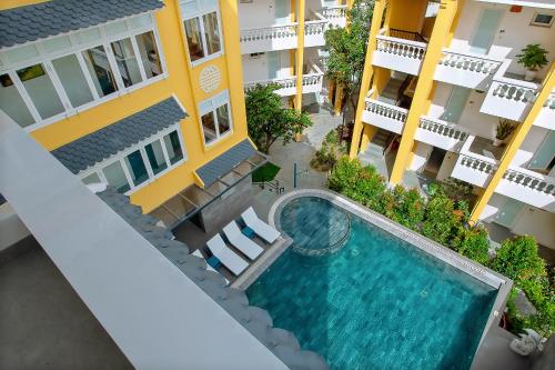 una vista aérea de una piscina en el medio de un edificio en Hoi An Aurora Riverside Hotel and Spa en Hoi An