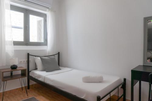 Uma cama ou camas num quarto em Dioskouros Hostel