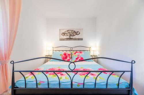 Un dormitorio con una cama con una colcha floral. en Ana, en Baška