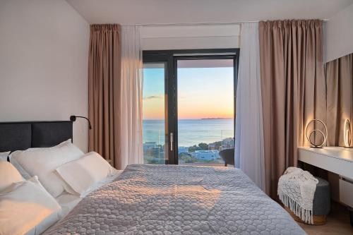 1 dormitorio con 1 cama y vistas al océano en Villa Larissa, en Dolac